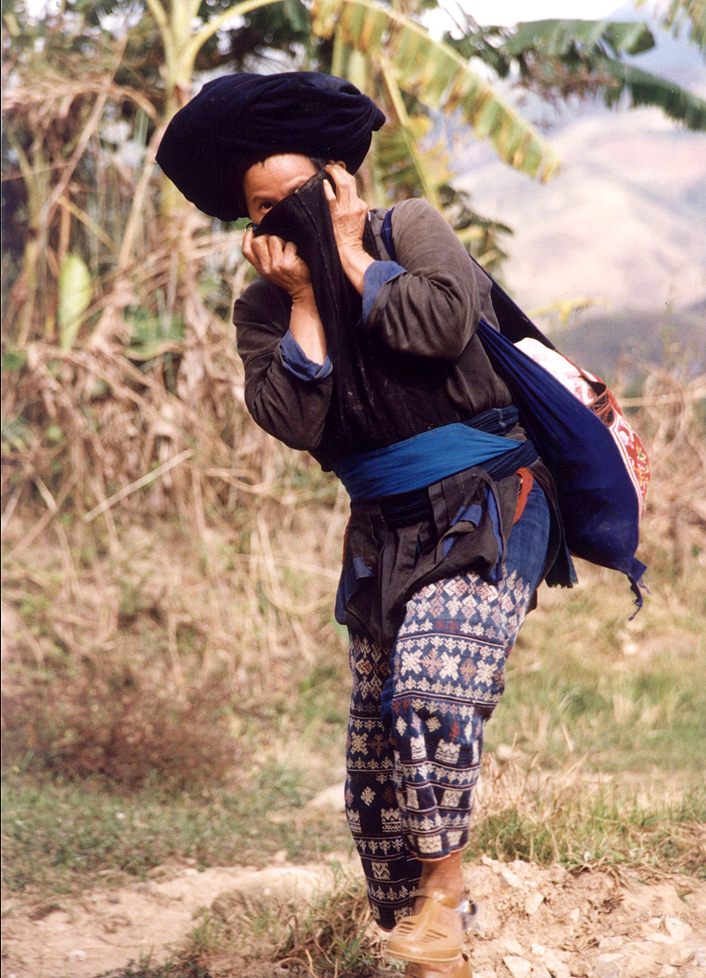 47  FEMME HMONG CACHANT VISAG.jpg